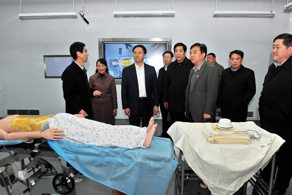 潍坊市委书记惠新安在实验实训中心调研指导